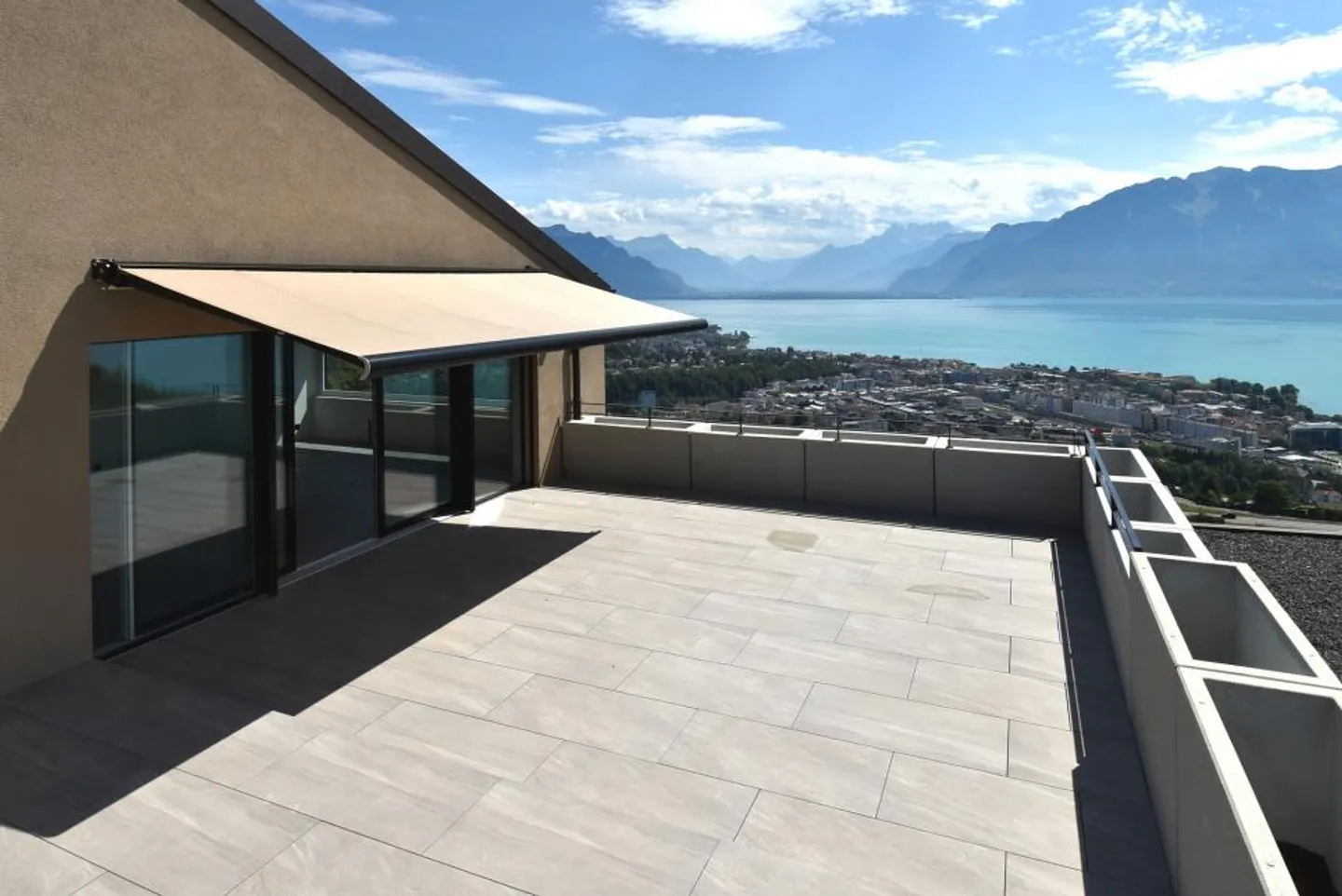 - IN AFFITTO - Nuovo, con vista panoramica sul Lago - Foto 1 di 3
