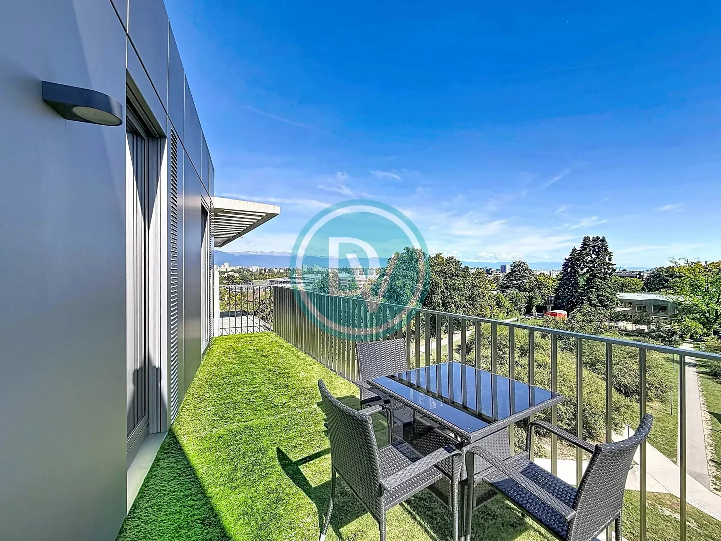 Penthouse lumineux avec terrasse - Photo 3 sur 3