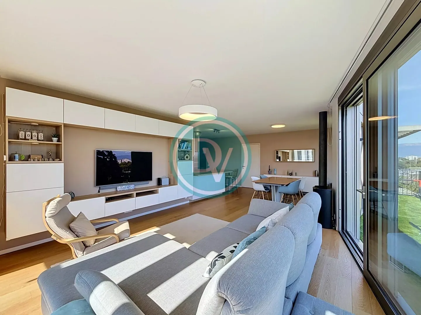 Penthouse lumineux avec terrasse - Photo 2 sur 3