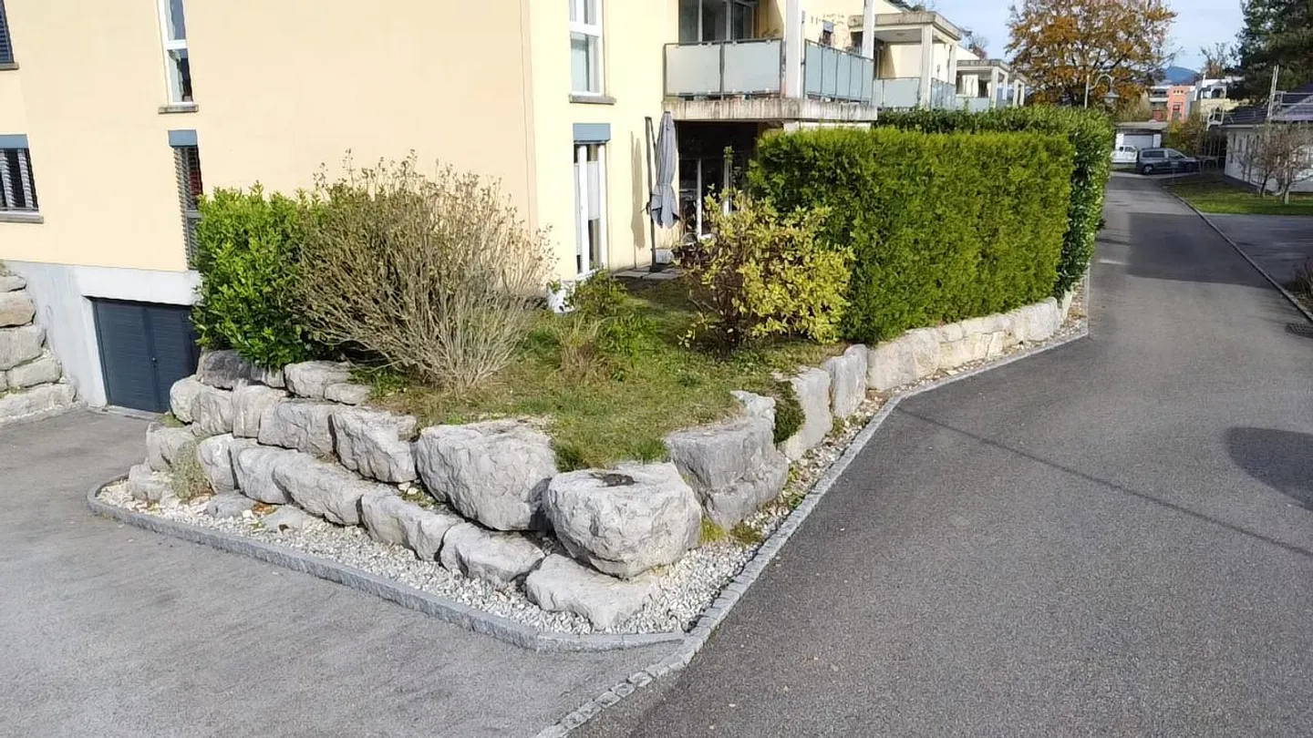 Spacious 5.5-room apartment with lawned terrace and 2 parking spaces - Photo 12 of 13