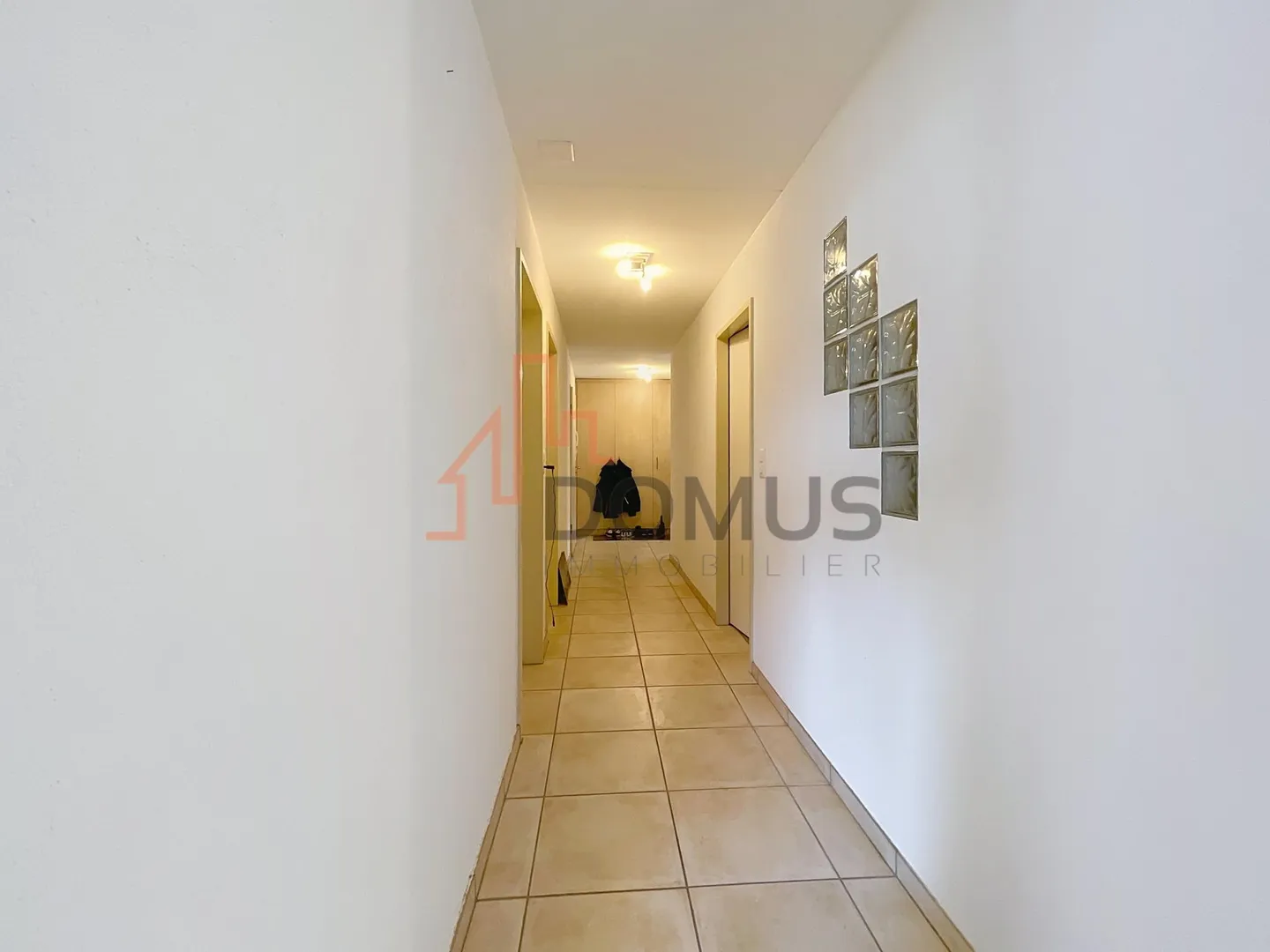 Spacious 5.5-room apartment with lawned terrace and 2 parking spaces - Photo 5 of 13