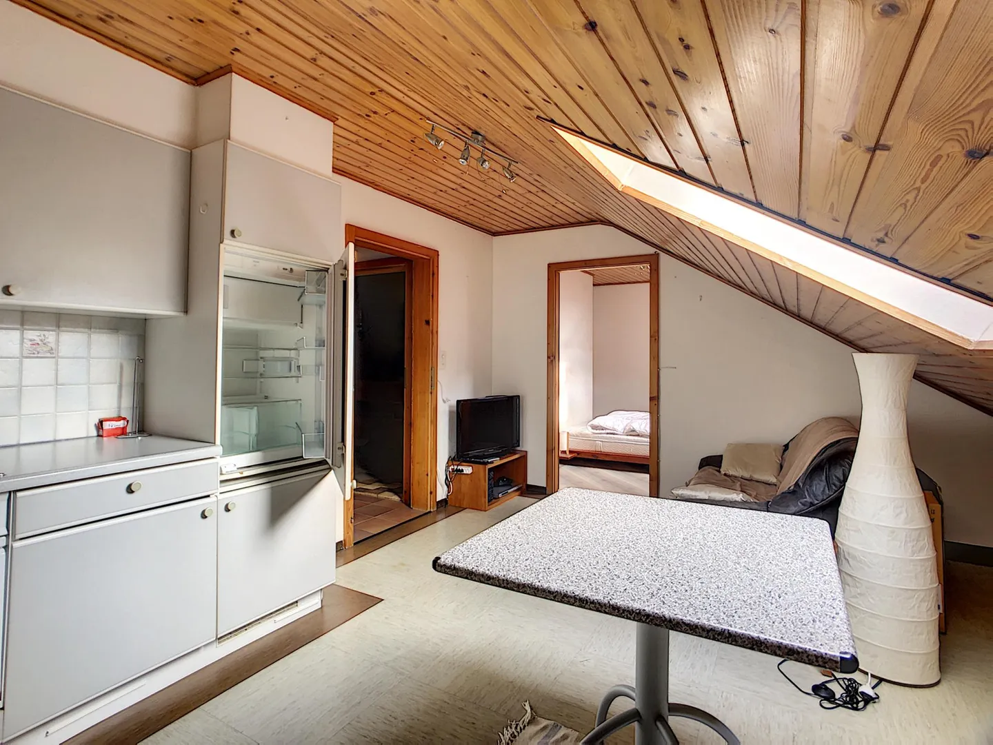 Appartement meublé à louer ? 2? étage d'un petit immeuble calme - Photo 1 sur 9