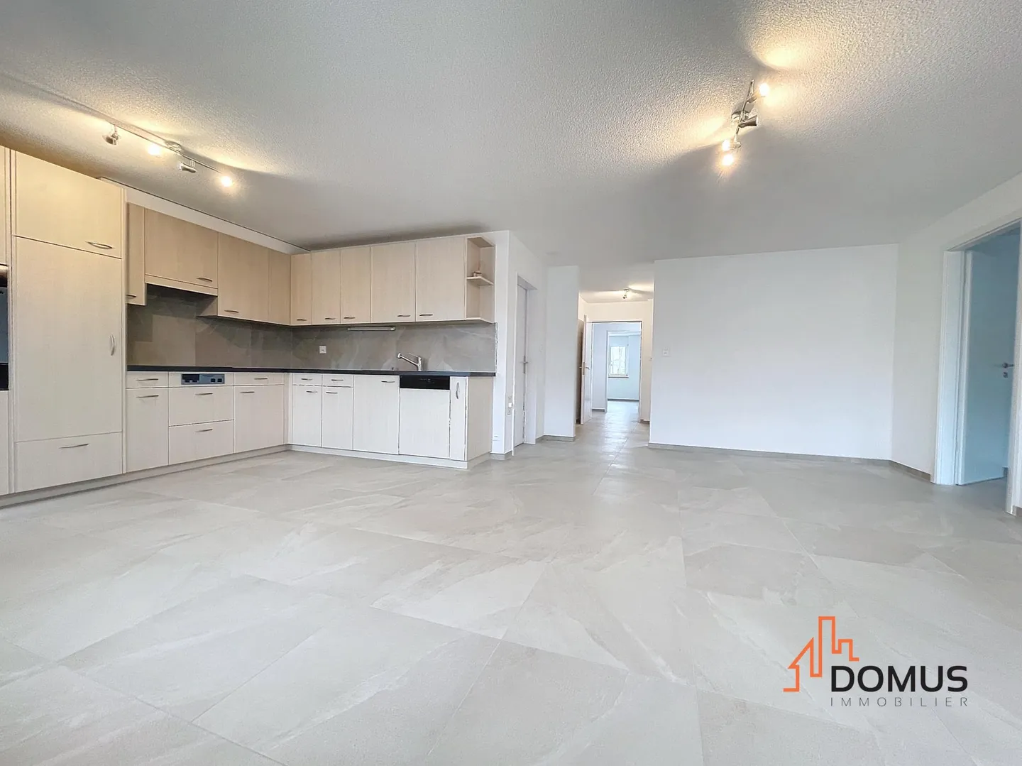 4.5 pièces rénové de 110 m² | Ascenseur | Buanderie privative | Proche gare - Foto 8 von 12