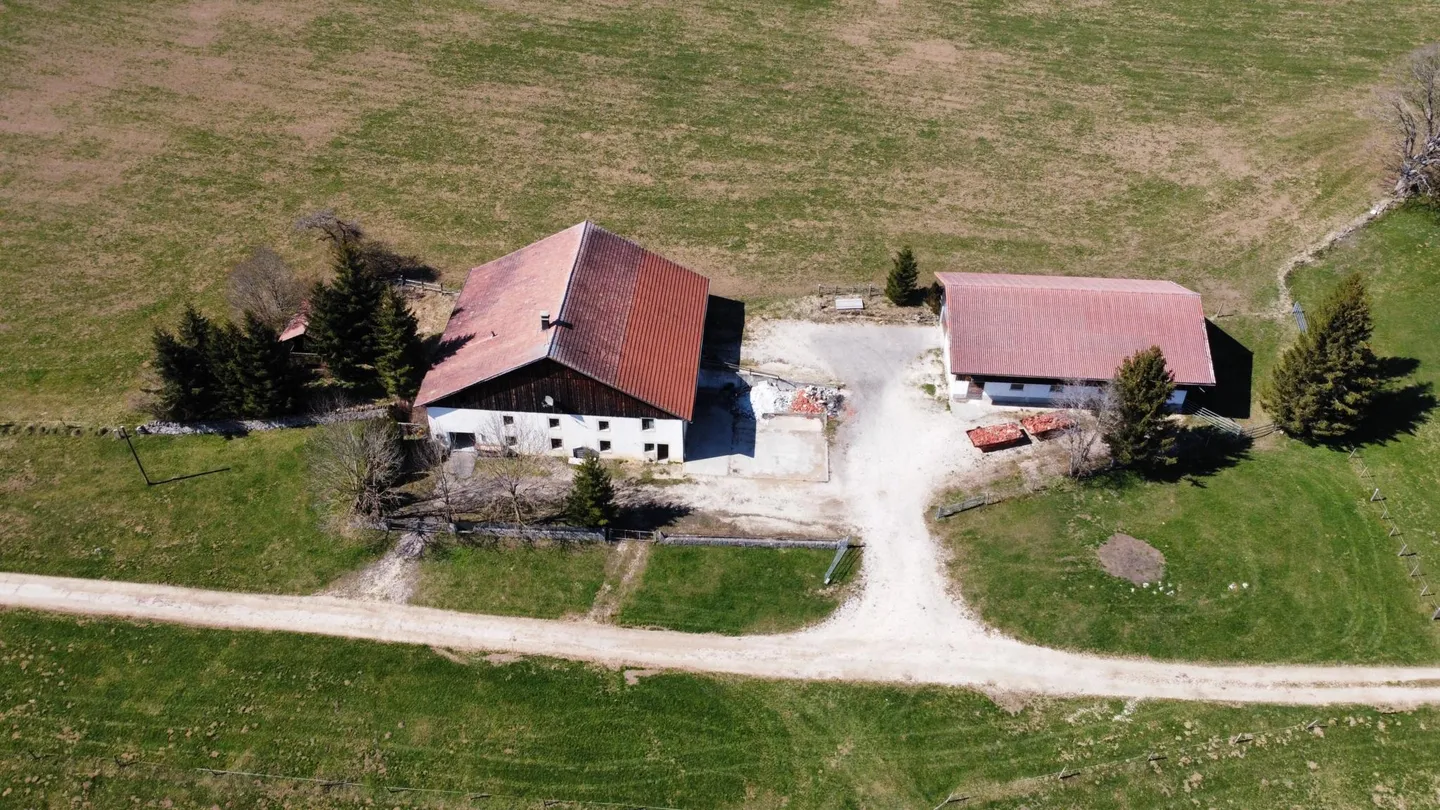 À VENDRE - Ferme d'exception aux Franches-Montagnes avec potentiel unique - Photo 1 sur 12