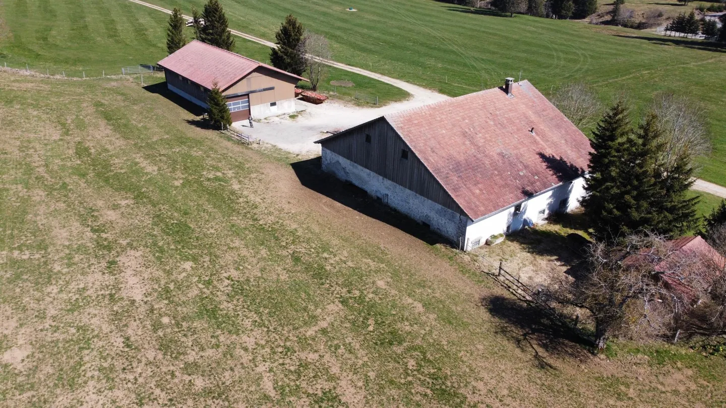 À VENDRE - Ferme d'exception aux Franches-Montagnes avec potentiel unique - Photo 2 sur 12
