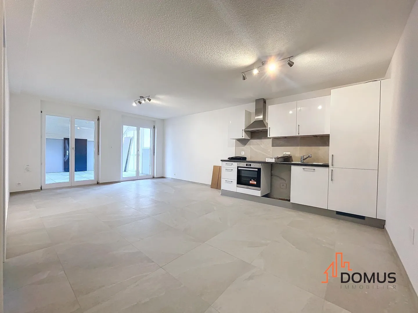 Appartamento con grande terrazza e spazio di stoccaggio - Foto 2 di 6