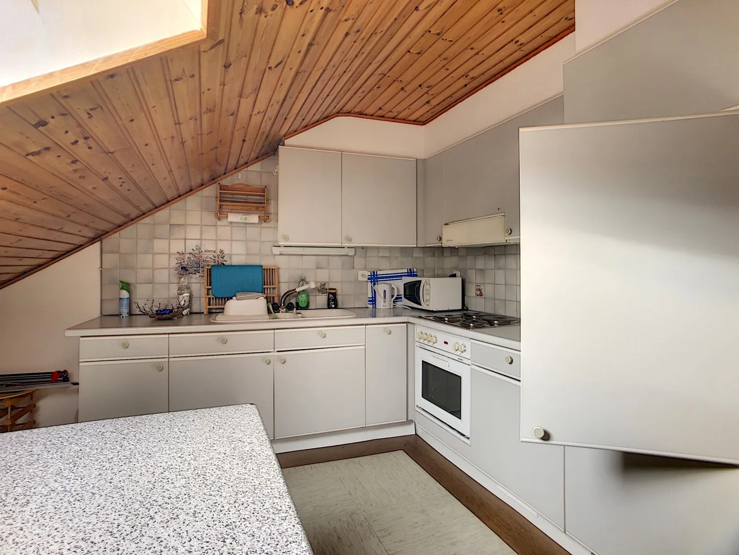 Appartement meublé à louer ? 2? étage d'un petit immeuble calme - Photo 2 sur 9