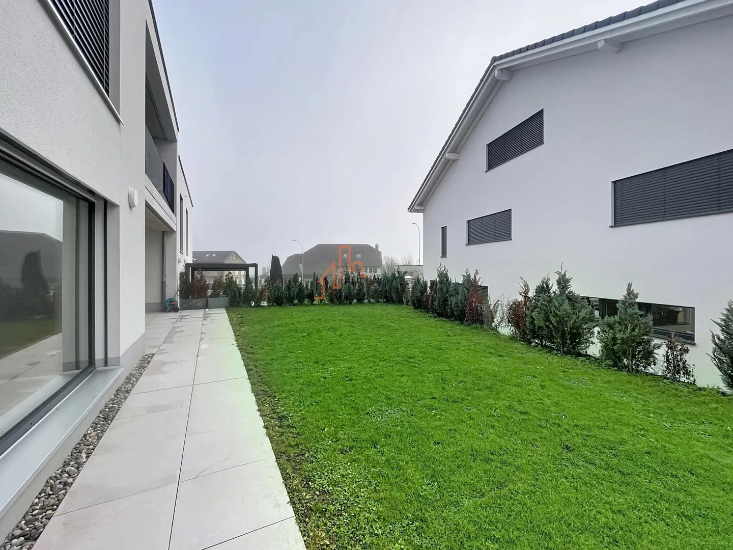 Modern apartment with terrace and private garden - Photo 2 of 11