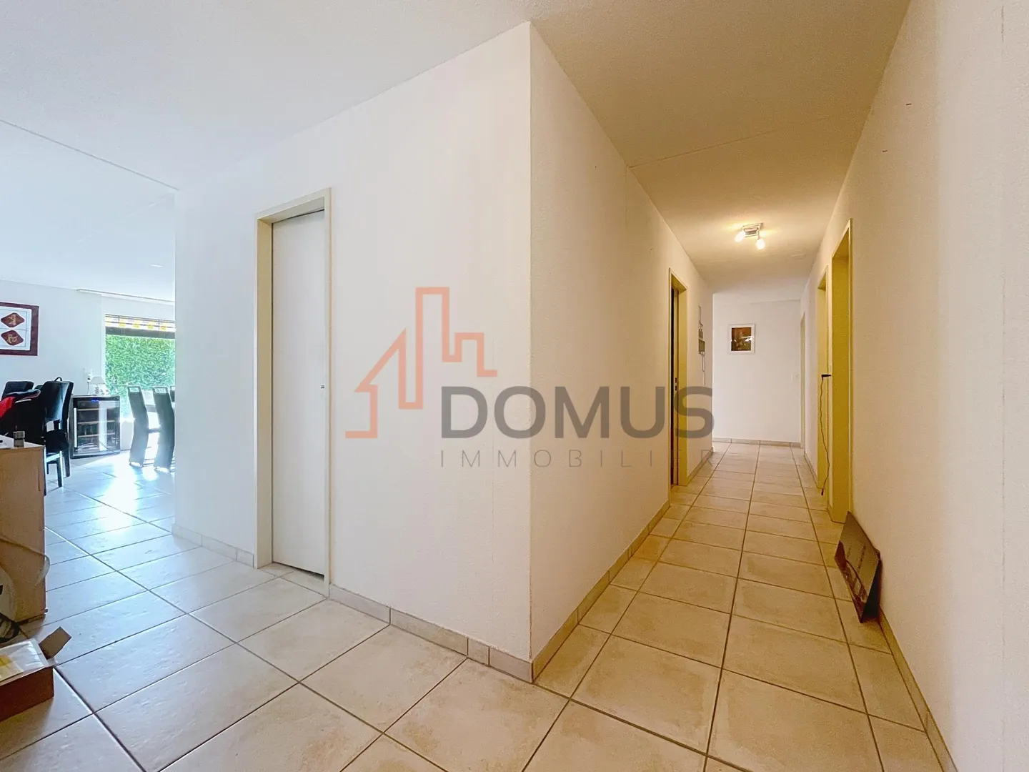 Spacious 5.5-room apartment with lawned terrace and 2 parking spaces - Photo 4 of 13