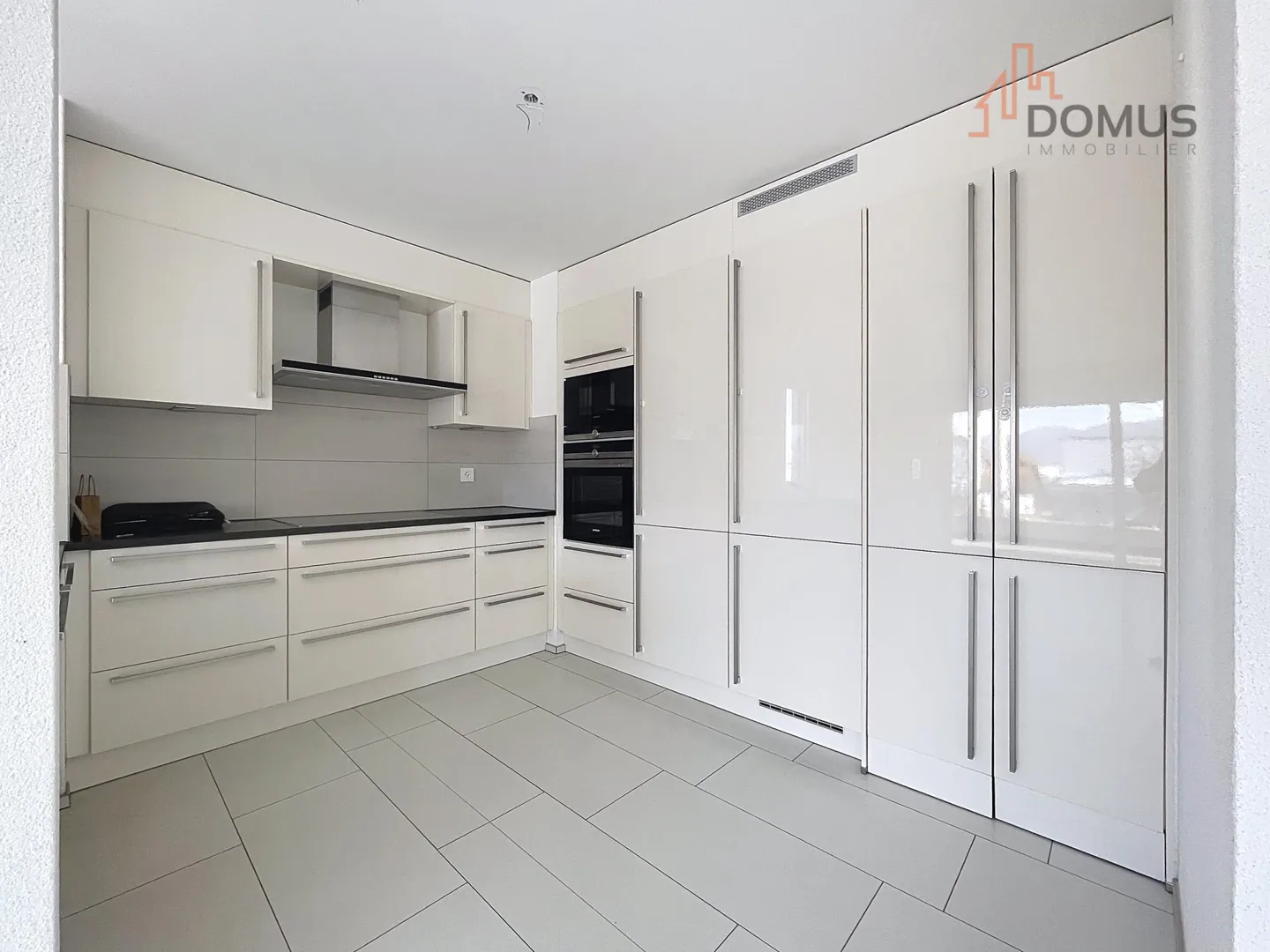 Appartement moderne avec grande terrasse - Photo 3 sur 13