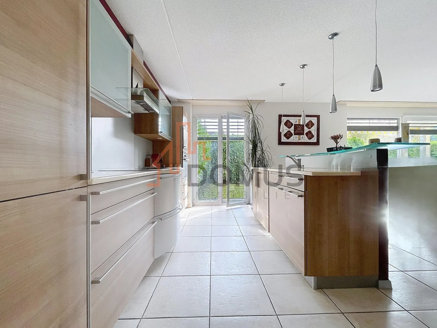 Spacious 5.5-room apartment with lawned terrace and 2 parking spaces - Photo 3 of 13