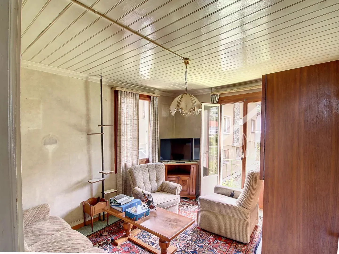 Sought-after location for this chalet to renovate, possible extension - Photo 5 of 10