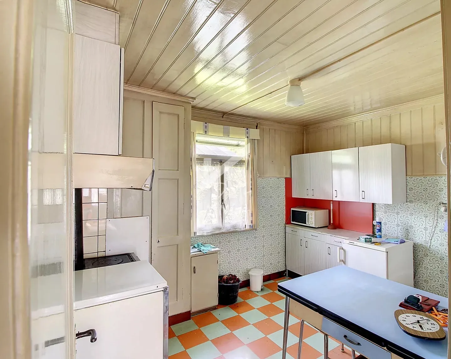 Sought-after location for this chalet to renovate, possible extension - Photo 2 of 10