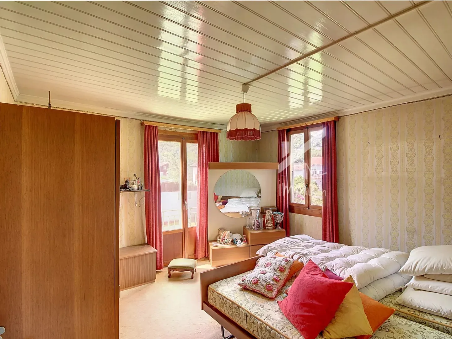 Sought-after location for this chalet to renovate, possible extension - Photo 3 of 10