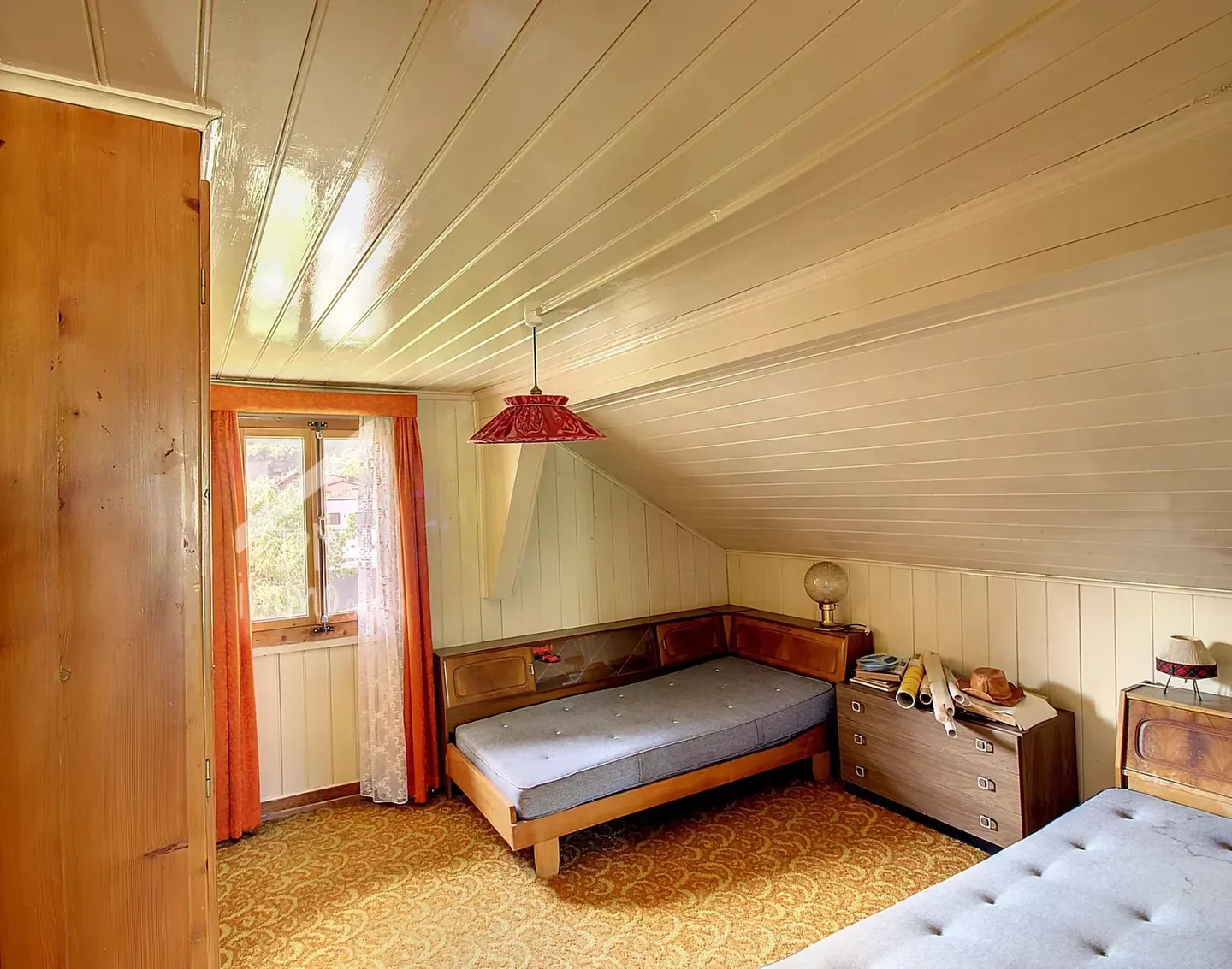 Sought-after location for this chalet to renovate, possible extension - Photo 7 of 10