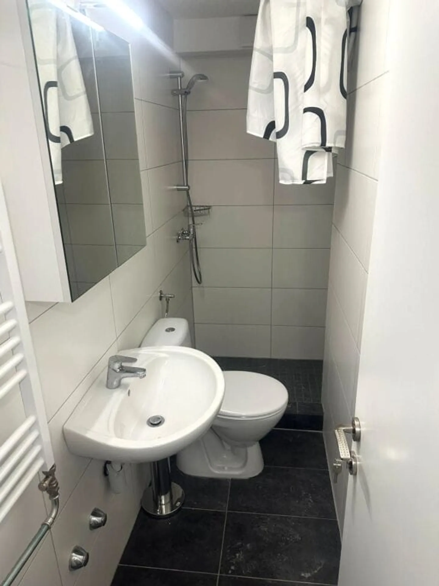 MFH avec 8 appartements + espace commercial, entièrement rénové, situé au centre de Biel - Photo 8 sur 13
