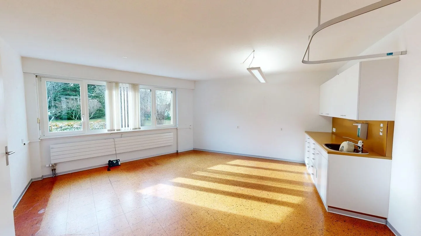 Espace de pratique/bureau lumineux de 165 m² avec parkings à Wünnewil - Photo 9 sur 13