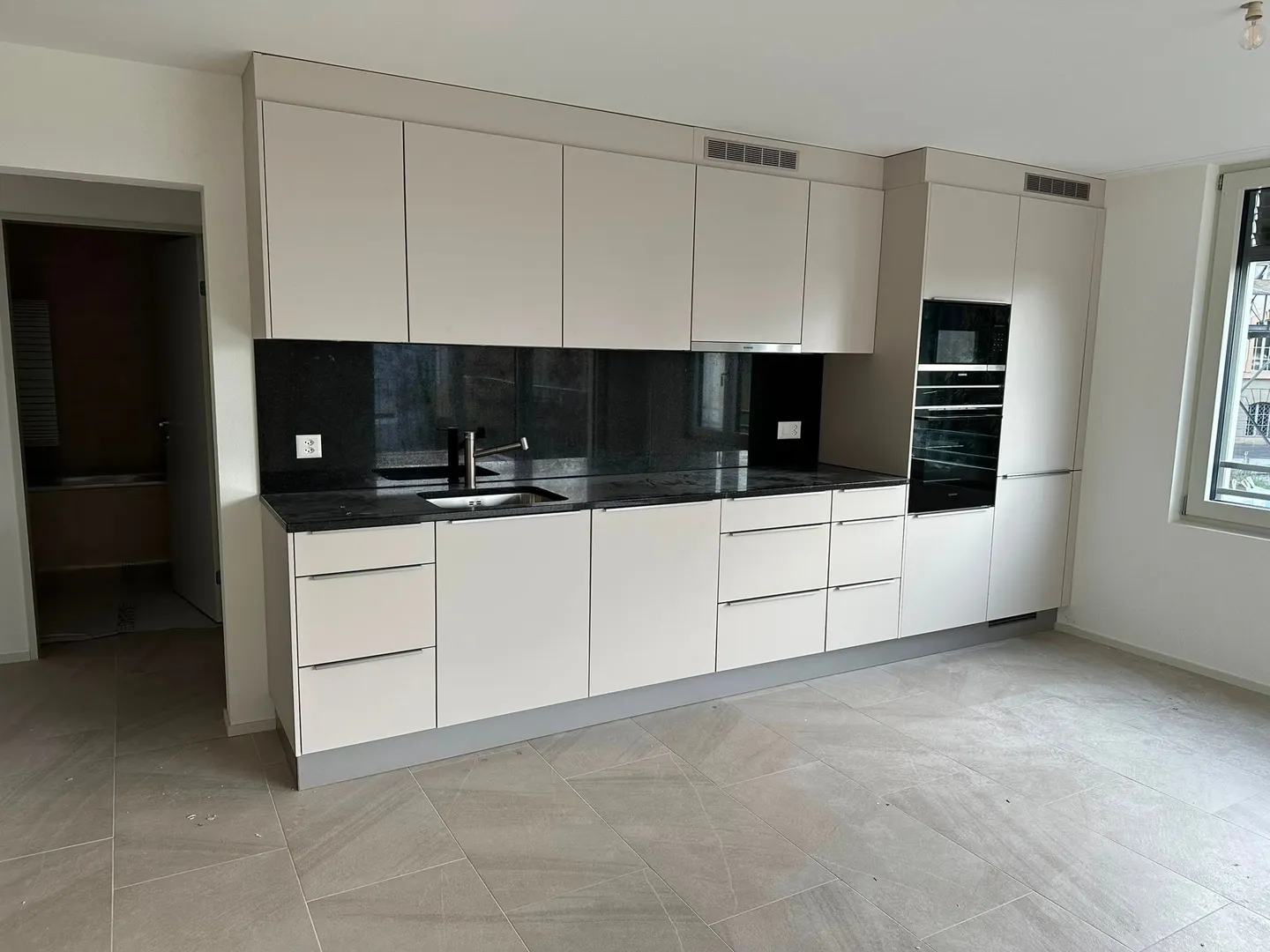 Appartement moderne de 3,5 pièces avec balcon à Flamatt à louer - Photo 1 sur 5