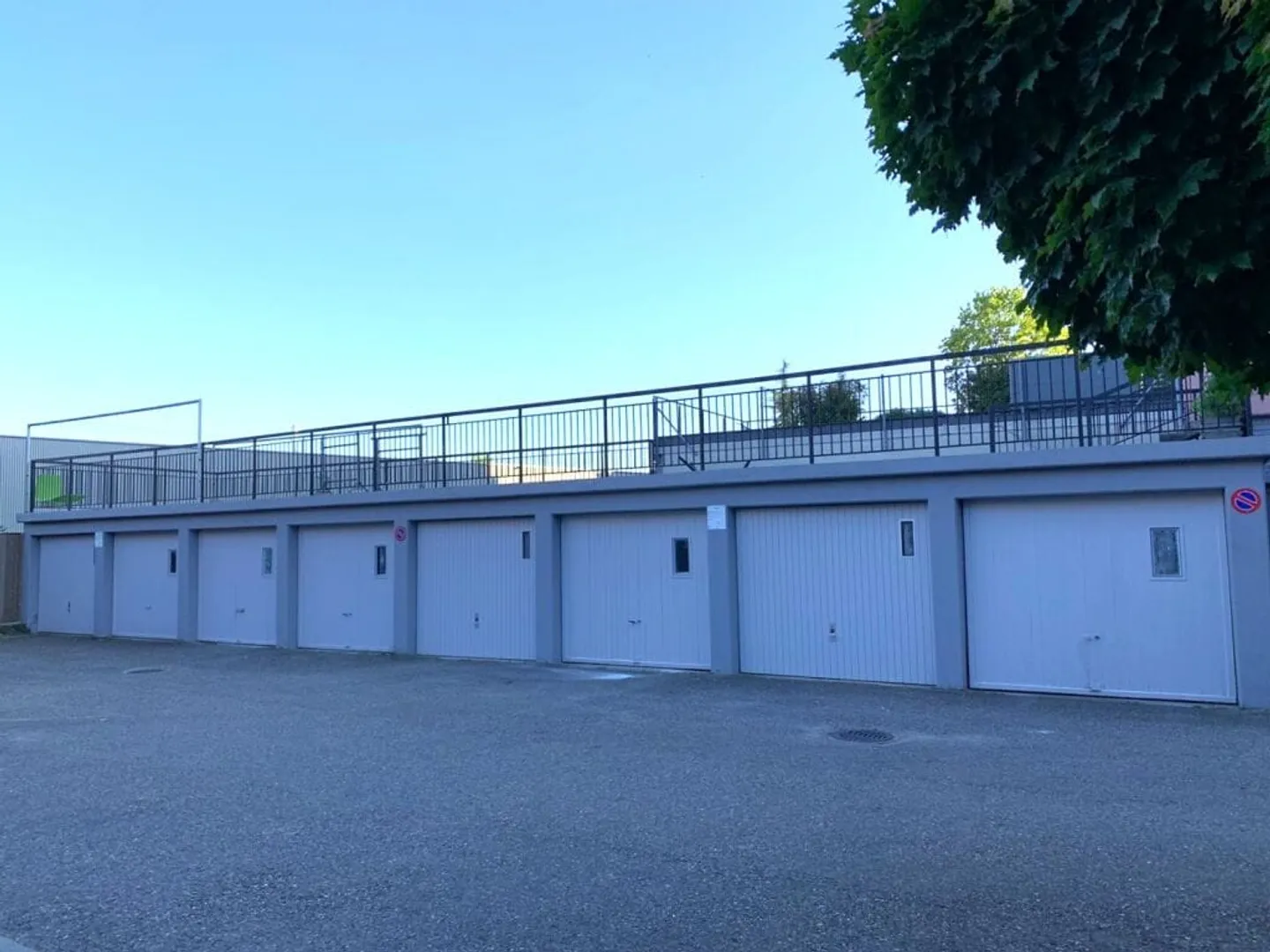 MFH avec 8 appartements + espace commercial, entièrement rénové, situé au centre de Biel - Photo 2 sur 13