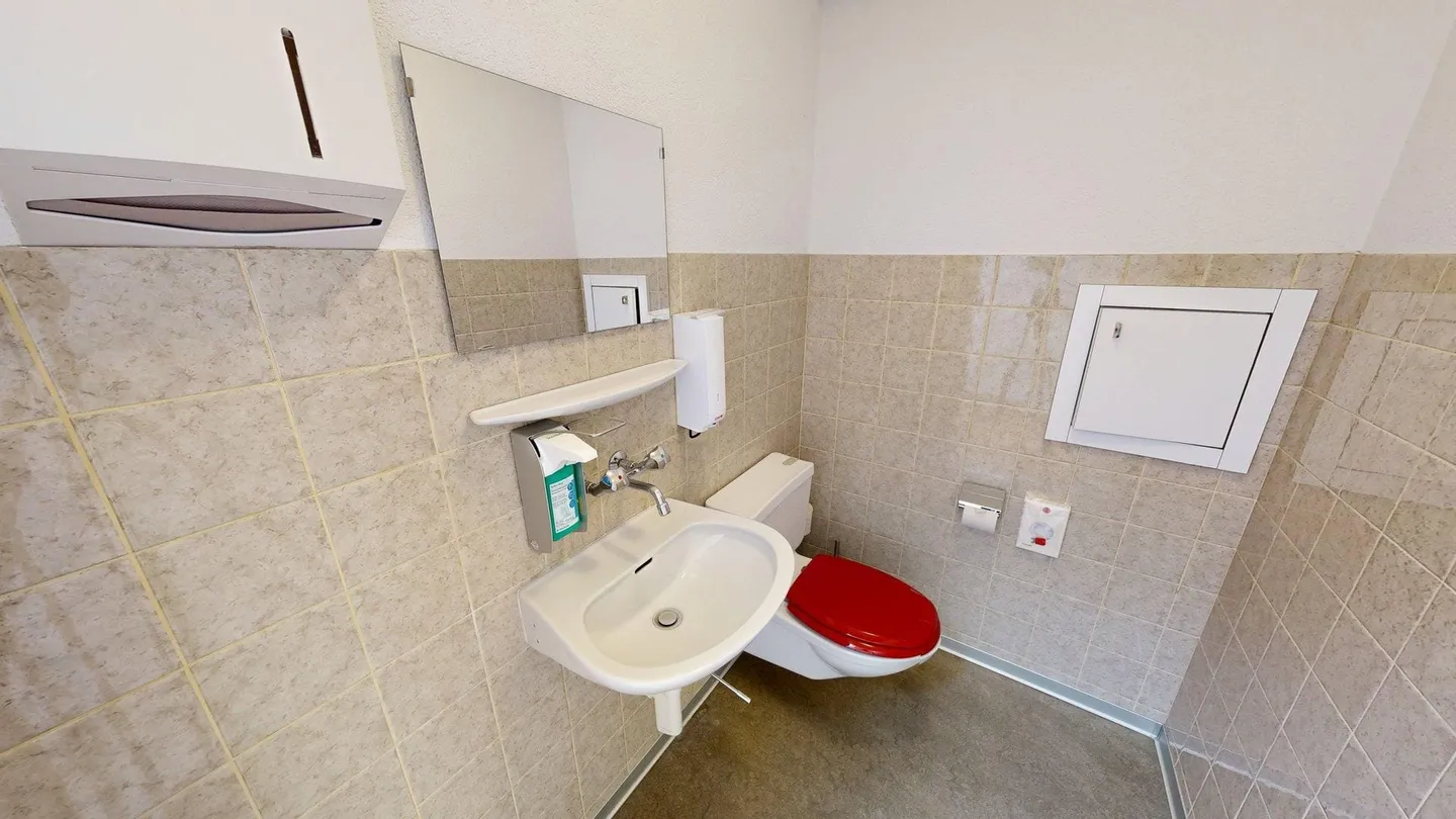 Espace de pratique/bureau lumineux de 165 m² avec parkings à Wünnewil - Photo 7 sur 13