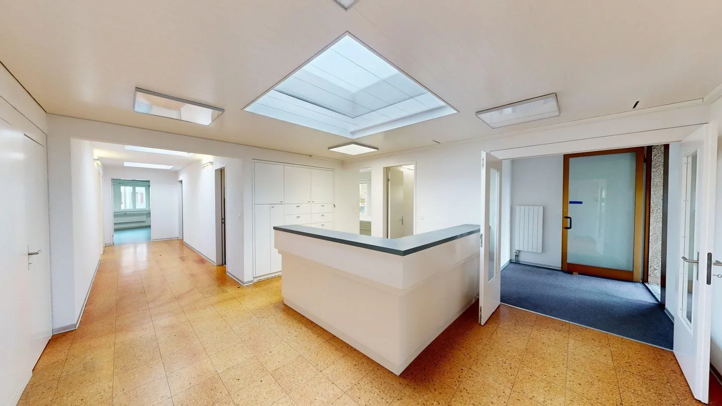 Espace de pratique/bureau lumineux de 165 m² avec parkings à Wünnewil - Photo 2 sur 13