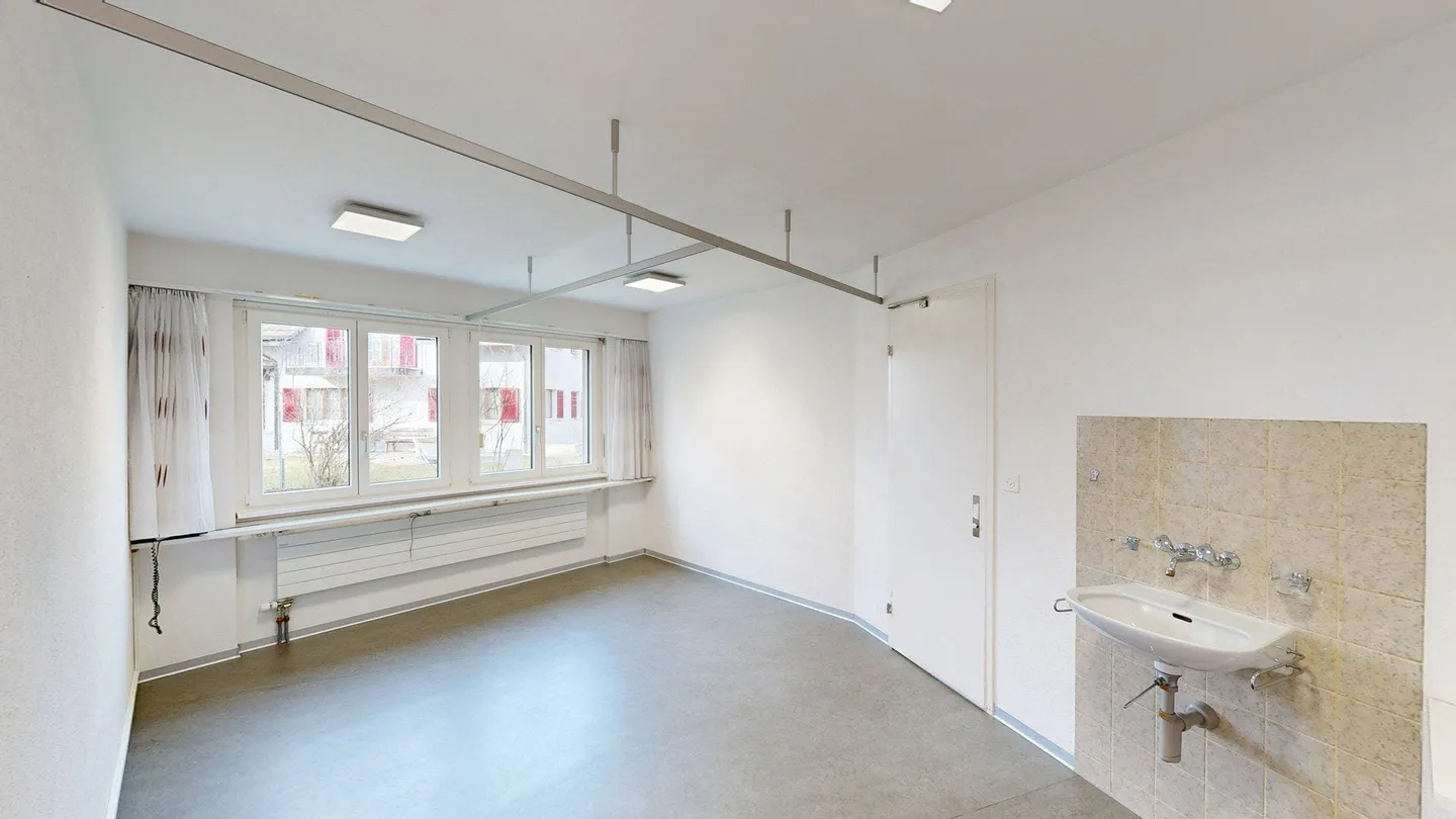 Espace de pratique/bureau lumineux de 165 m² avec parkings à Wünnewil - Photo 10 sur 13