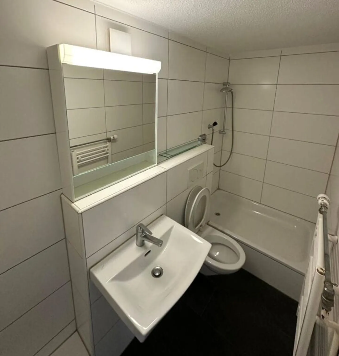 MFH avec 8 appartements + espace commercial, entièrement rénové, situé au centre de Biel - Photo 9 sur 13