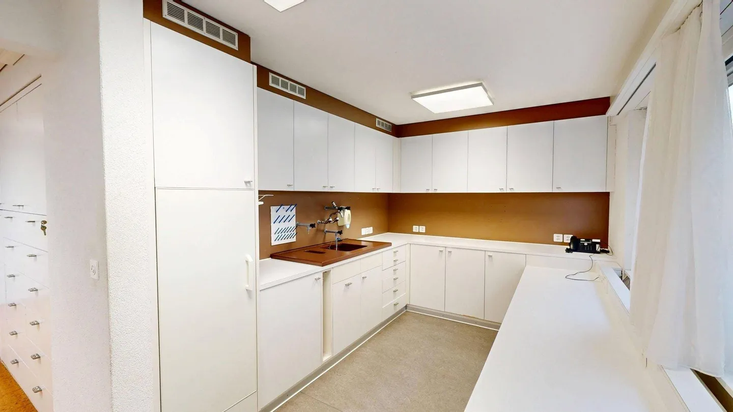 Espace de pratique/bureau lumineux de 165 m² avec parkings à Wünnewil - Photo 6 sur 13