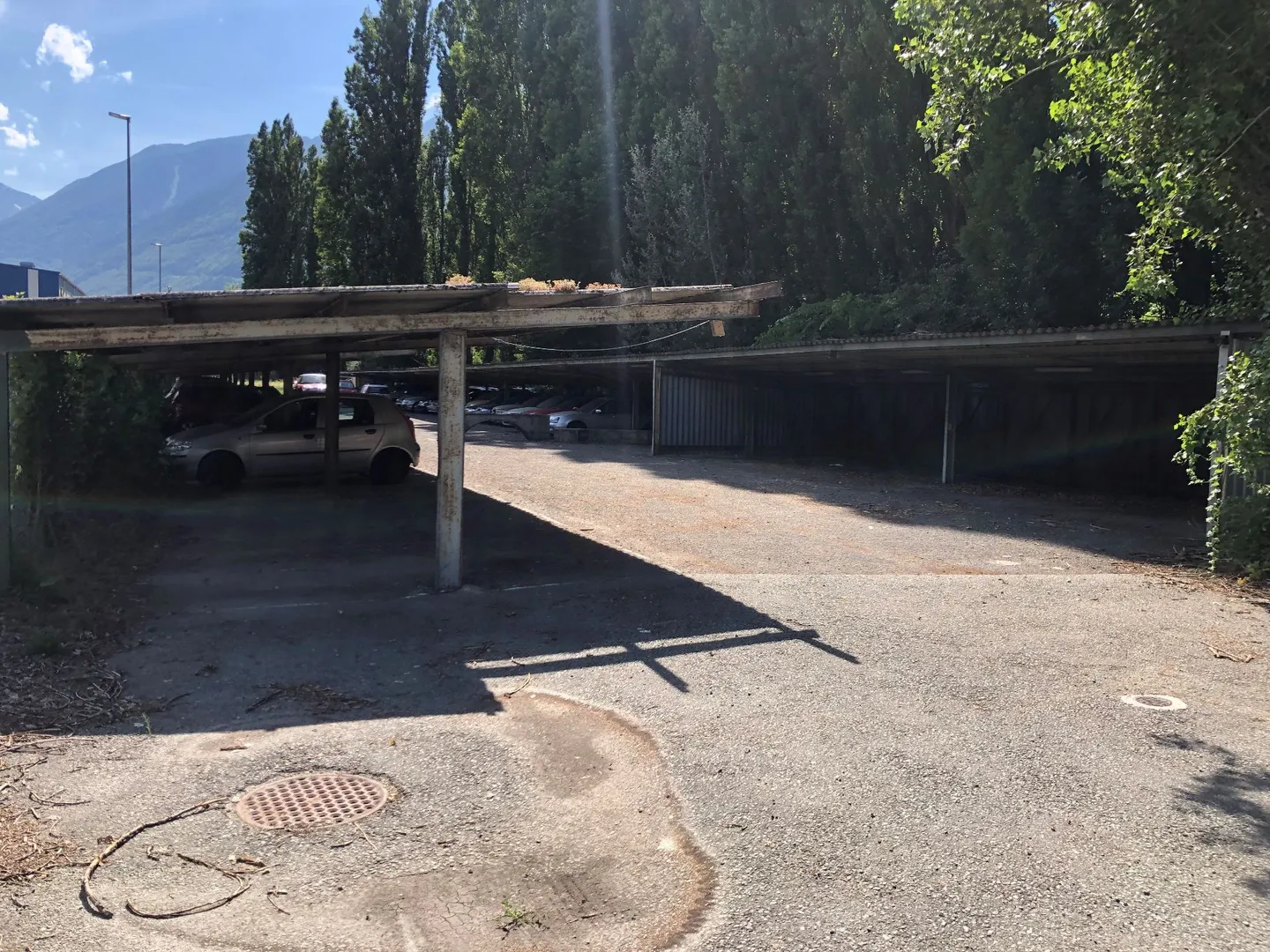 Überdachte Parkplätze an der Aluminiumfabrik - Foto 1 von 1