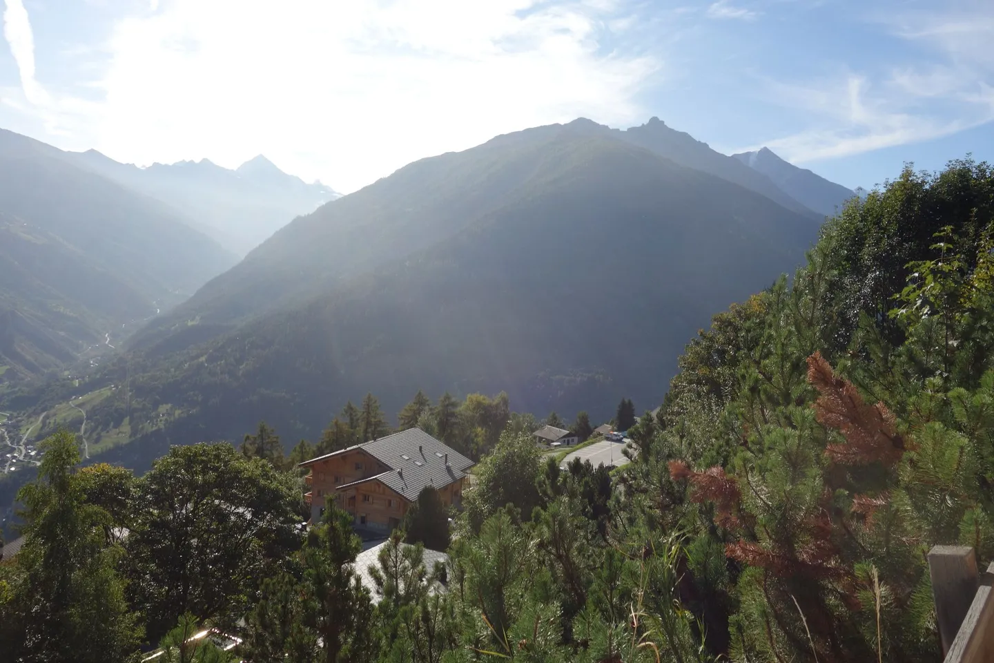 3.5 pièces très bien ensoleillé et avec une vue imprenable - Photo 3 sur 3