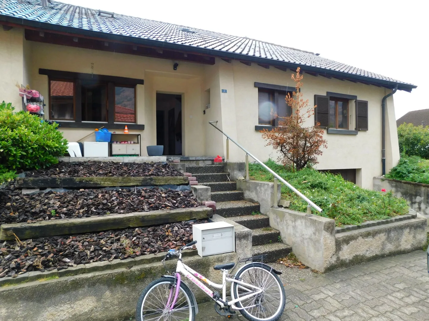 Charmante Villa mit großem Garten - Foto 2 von 13