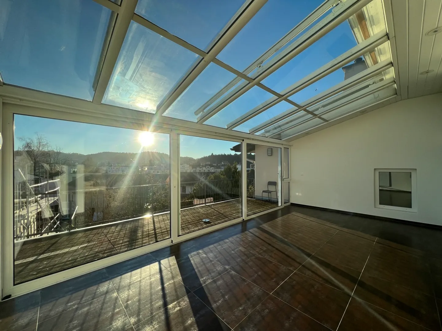 VILLA SINGOLA ILLUMINATA CON AMPIO GIARDINO D'INVERNO - Foto 4 di 6