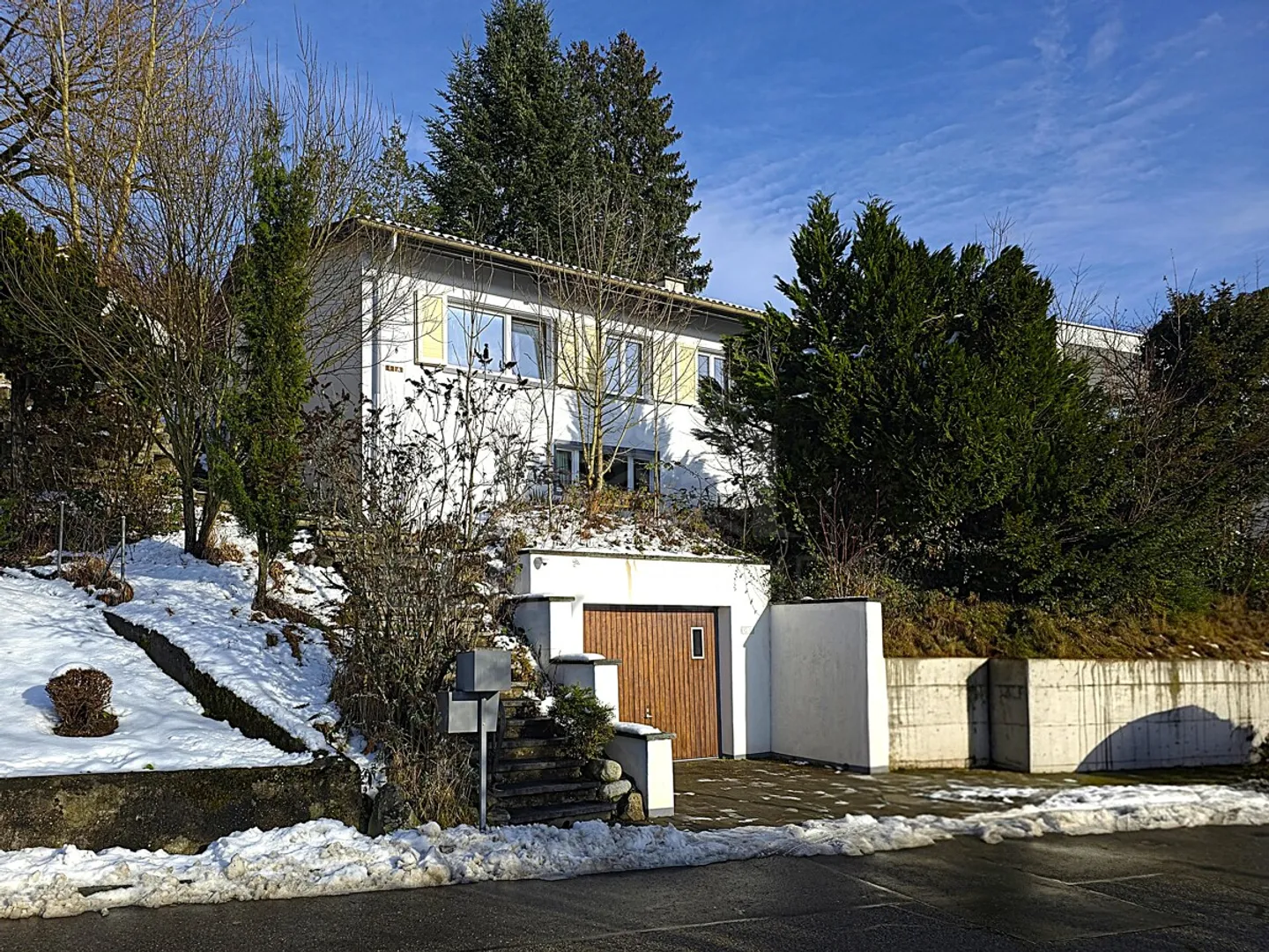 VILLA SINGOLA ILLUMINATA CON AMPIO GIARDINO D'INVERNO - Foto 1 di 6