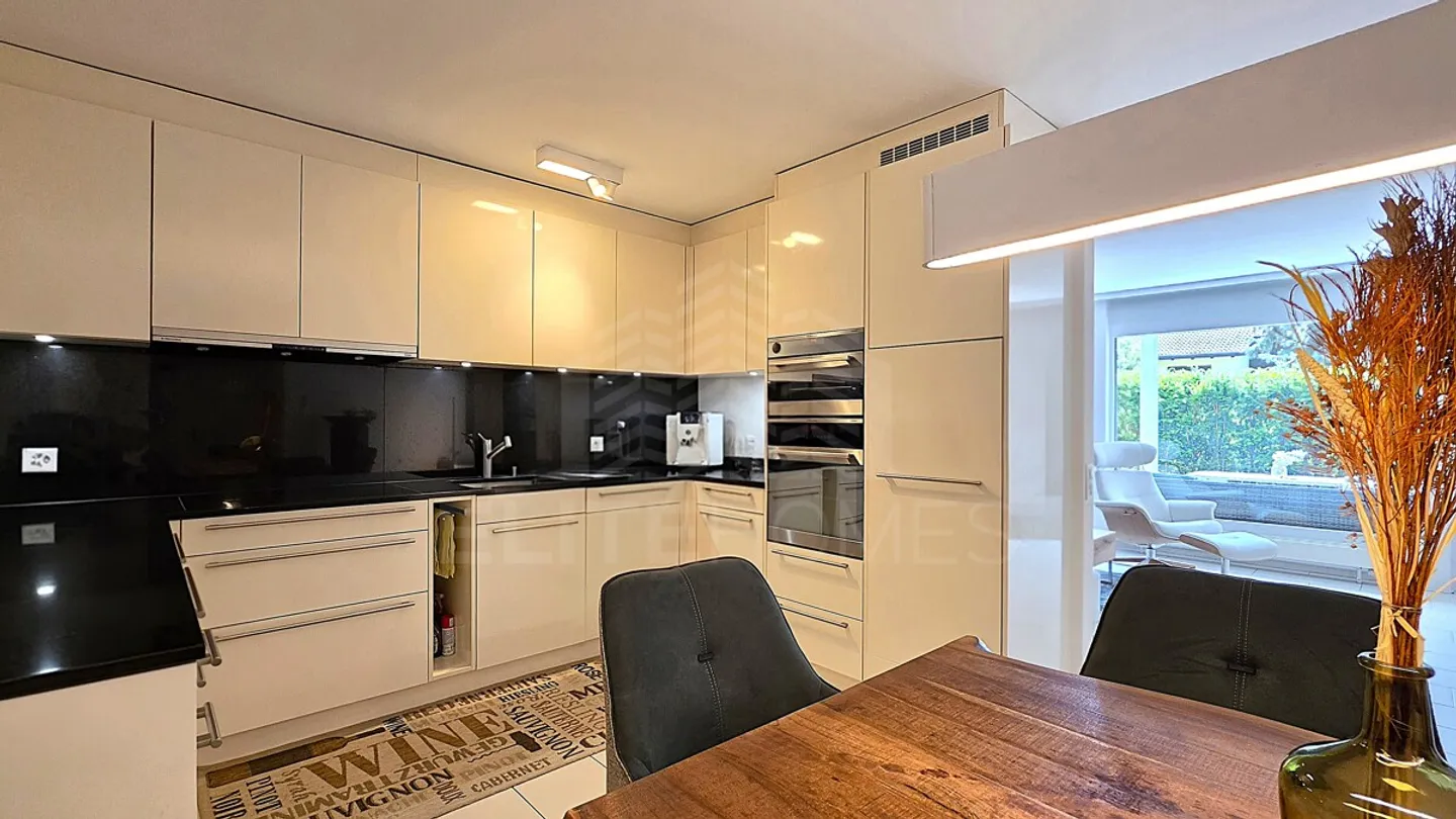 Exclusive 4.5-Room Garden Apartment in Family-Friendly Location - Photo 5 of 7
