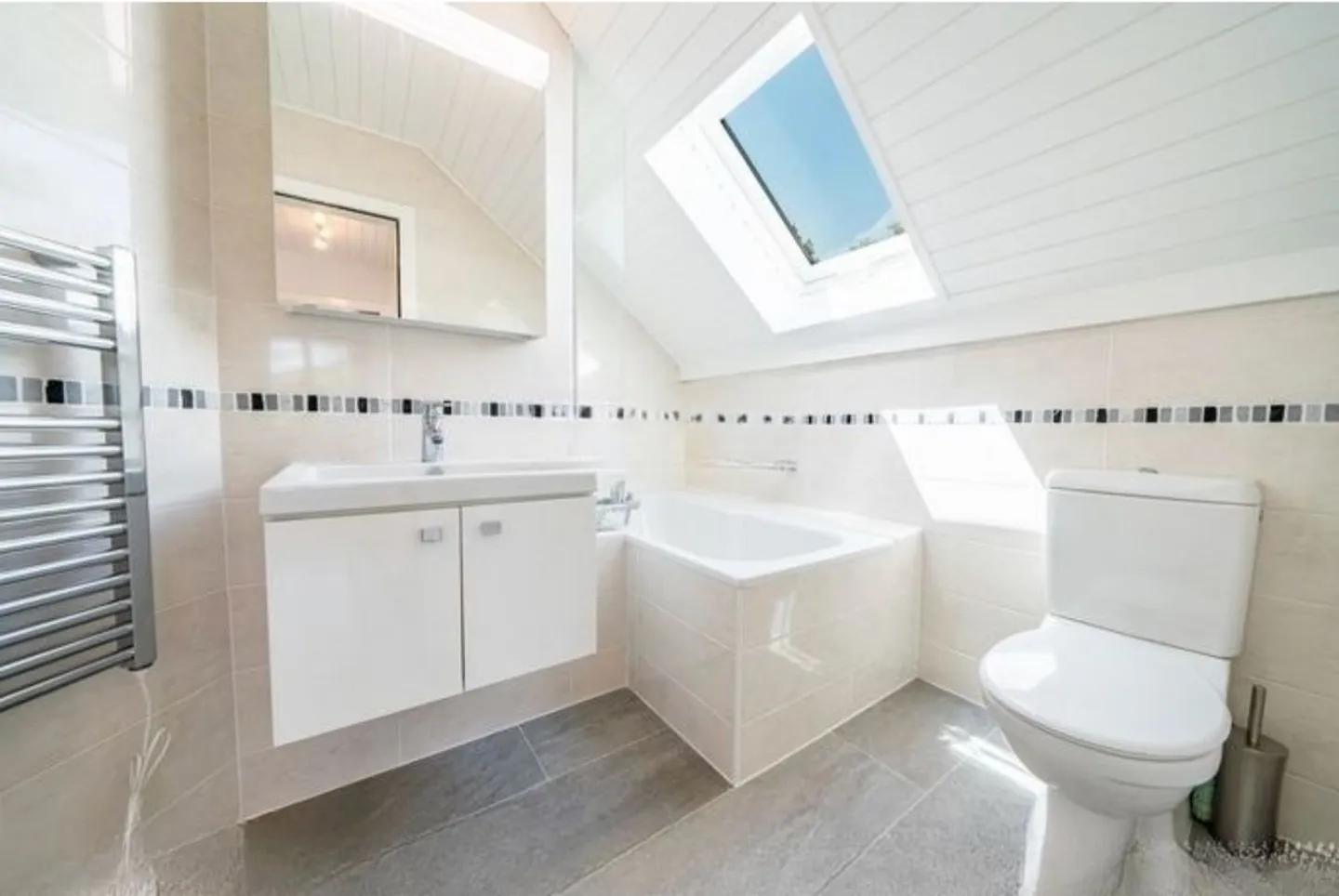 Detached house with lake view - Photo 6 of 8