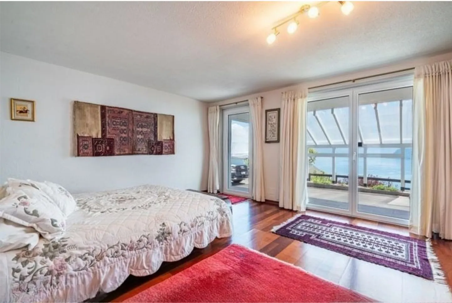 Detached house with lake view - Photo 7 of 8