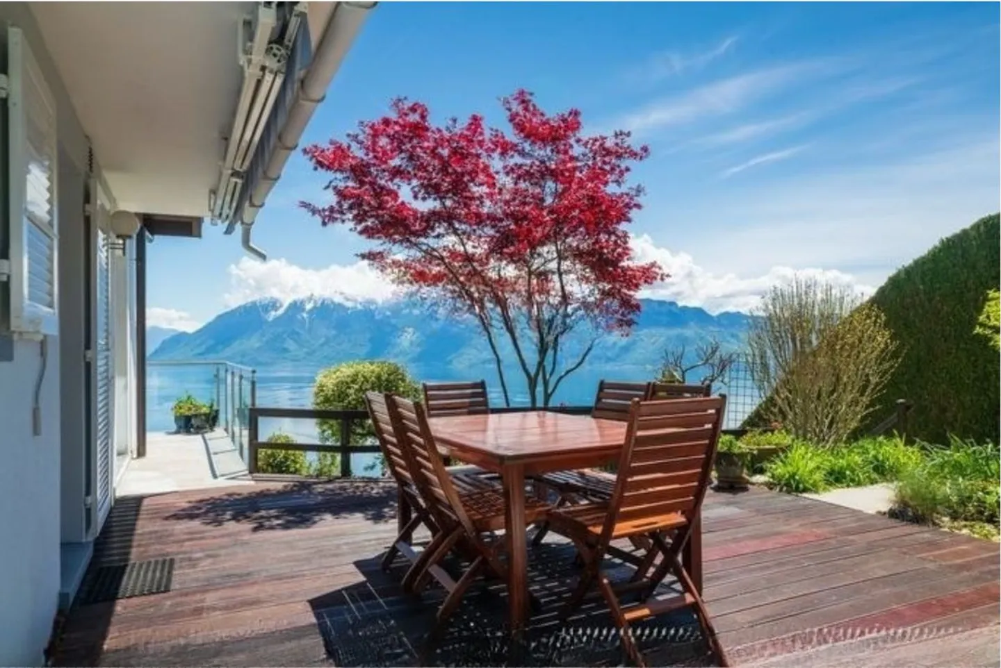 Detached house with lake view - Photo 3 of 8