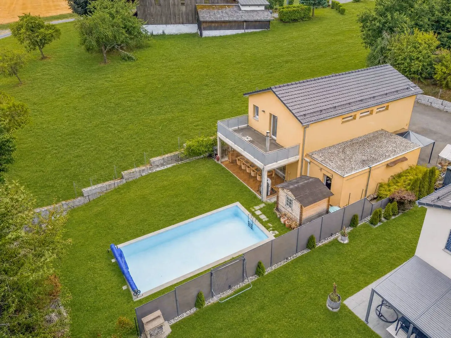 Villa familiale récente avec piscine chauffée et vue dégagée - Photo 3 of 13