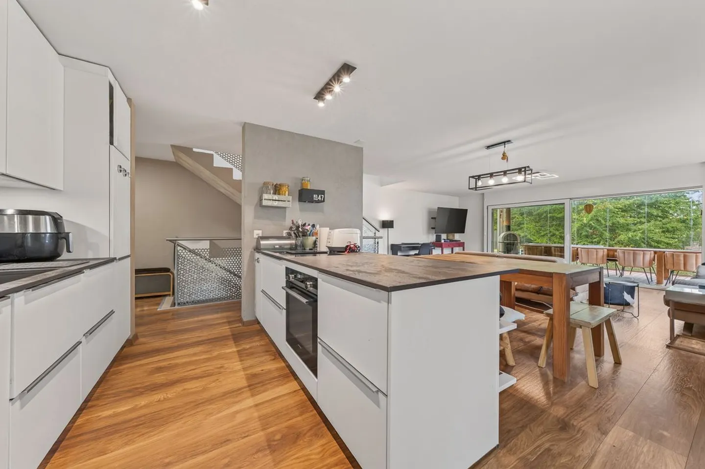Neuere Familienvilla mit beheiztem Pool und freiem Blick - Foto 6 von 13
