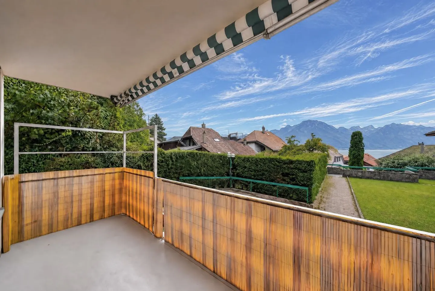 Veytaux - Charming 2.5 rooms with balcony and view of the lake - Photo 1 of 10