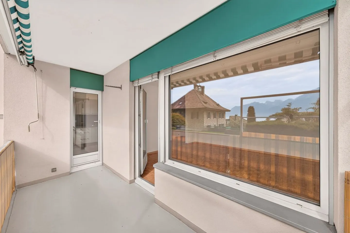 Veytaux - Charming 2.5 rooms with balcony and view of the lake - Photo 8 of 10