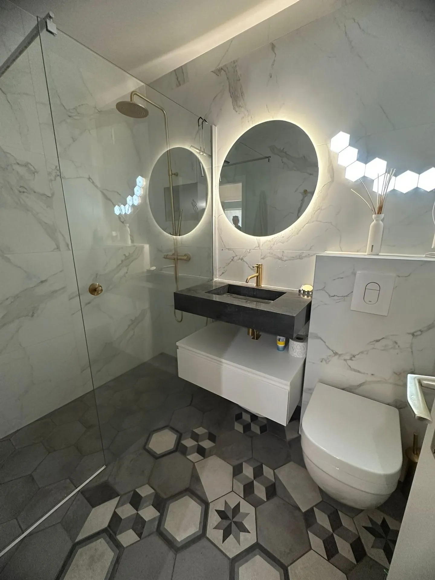 Appartement rénové au bord du lac - Photo 3 sur 6