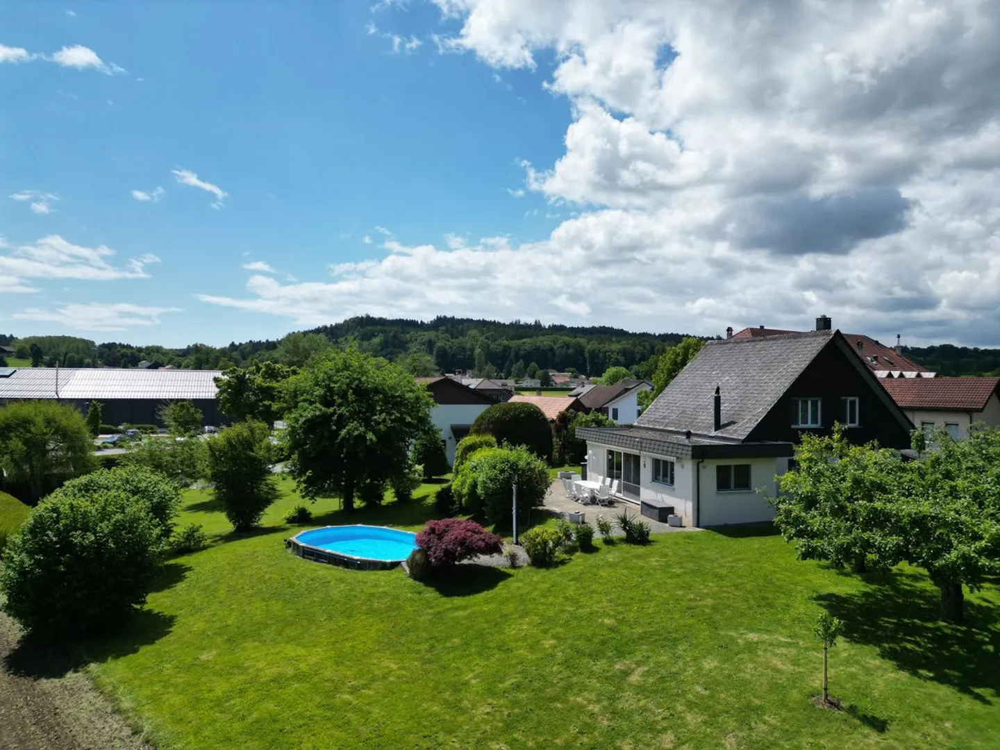 Large garden, individual and sunny - Photo 1 of 13