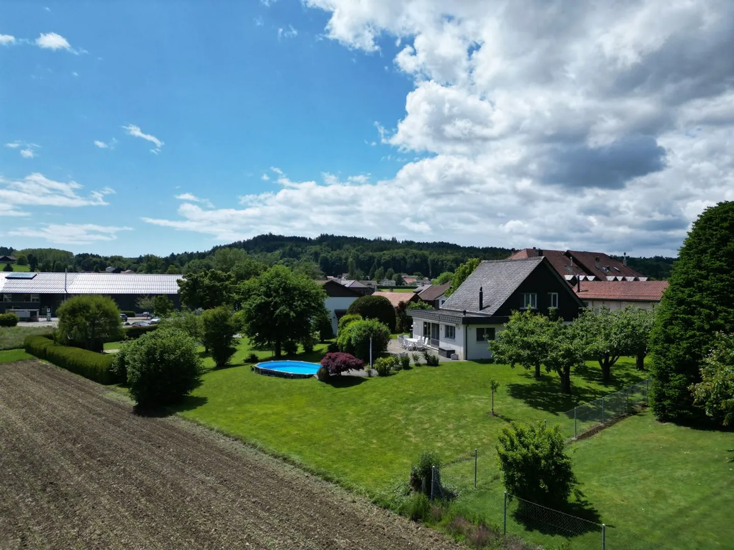 Large garden, individual and sunny - Photo 2 of 13