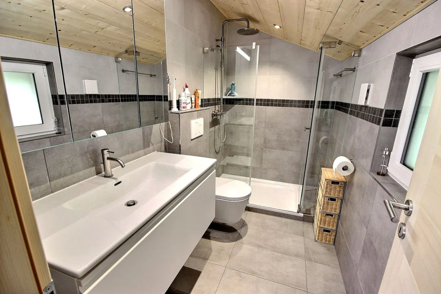 MAGNIFICENT CHALET WITH 2 APARTMENTS - Photo 9 of 13