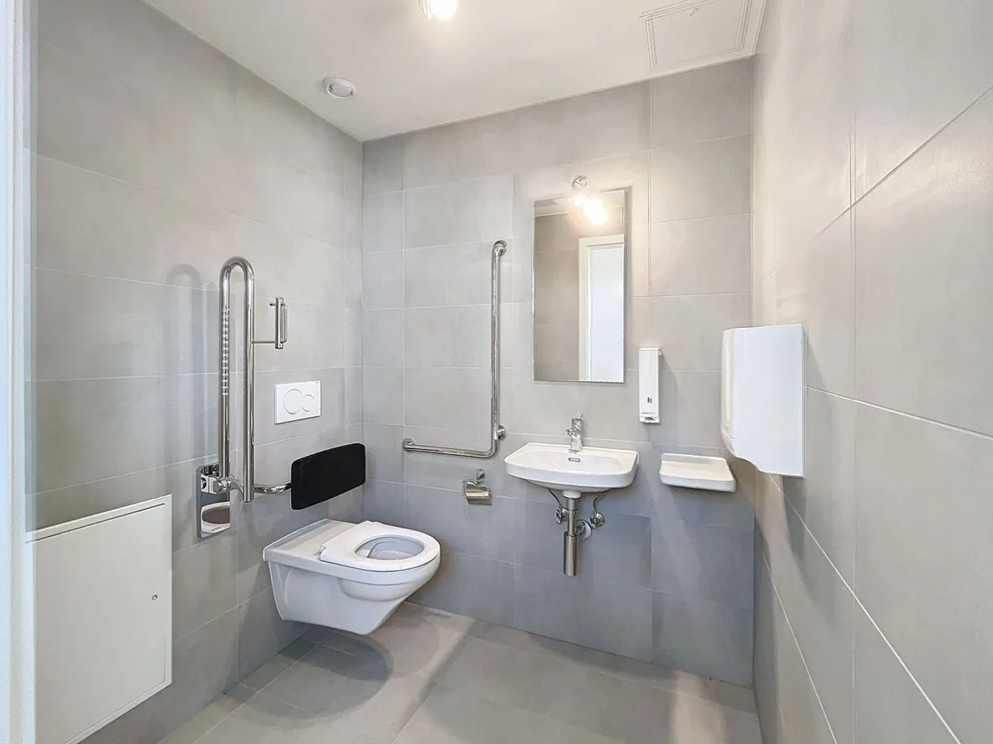 Local commercial de 95m2 + dépôt de 40m2 - Photo 4 sur 7