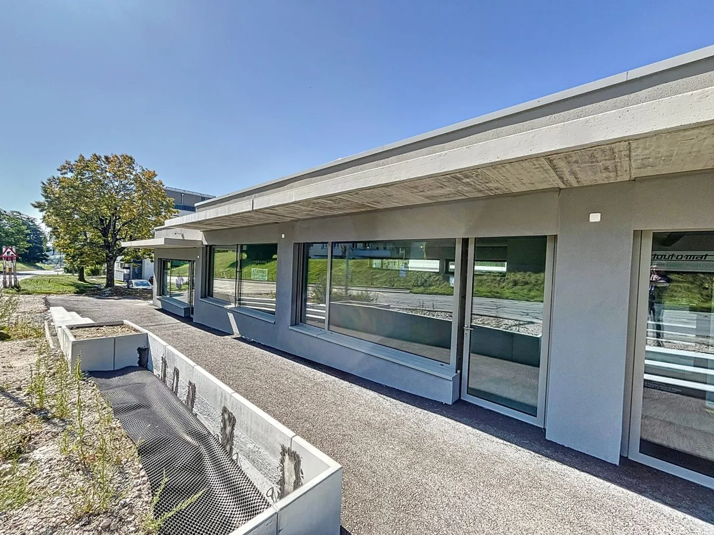 Local commercial de 95m2 + dépôt de 40m2 - Photo 1 sur 7
