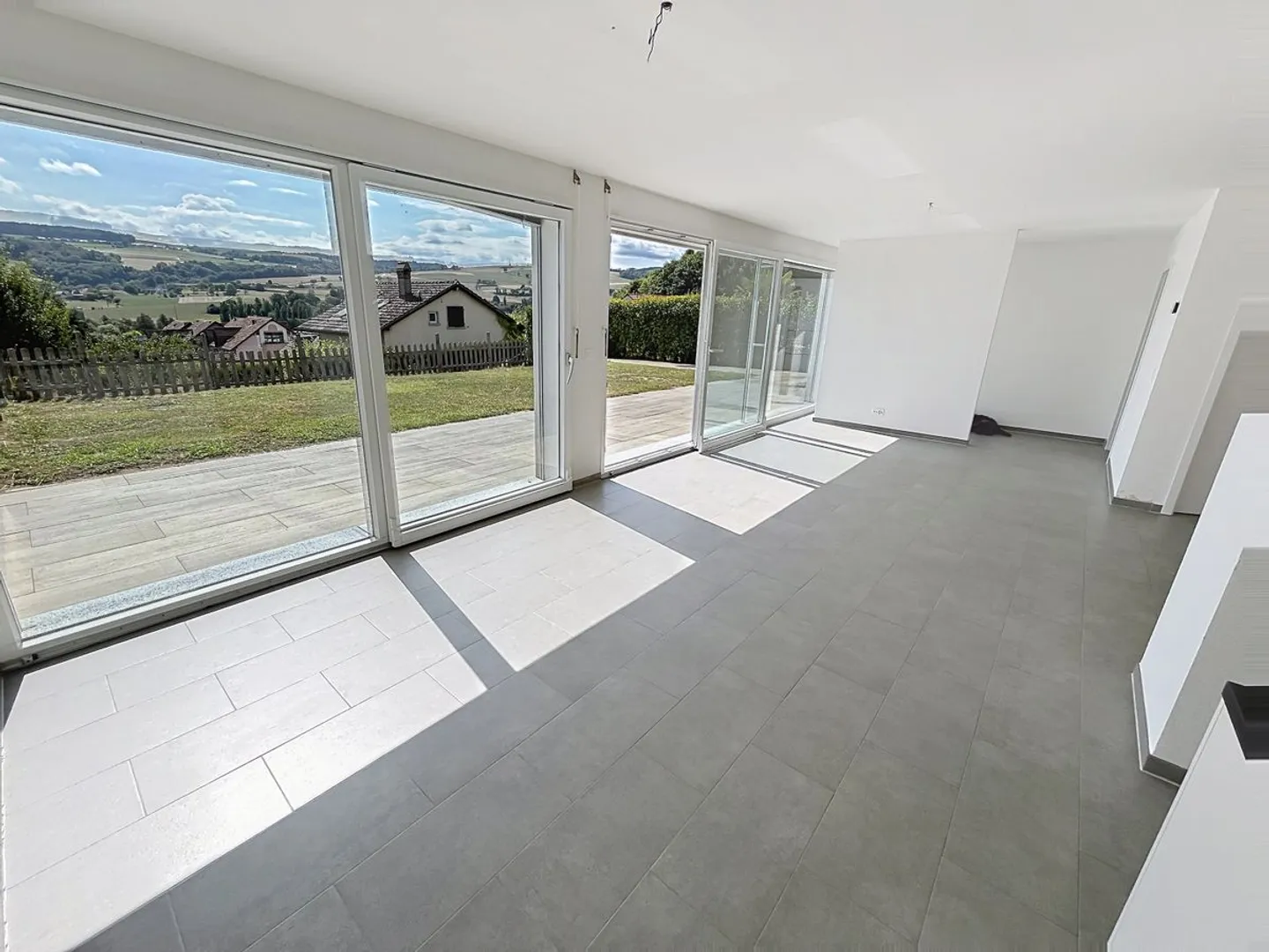 Bright Villa with Private Garden - Photo 4 of 13