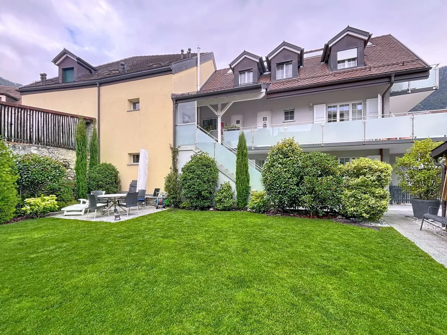 Cuore di Villeneuve: Edificio di 3 appartamenti + terreno edificabile - Foto 2 di 6