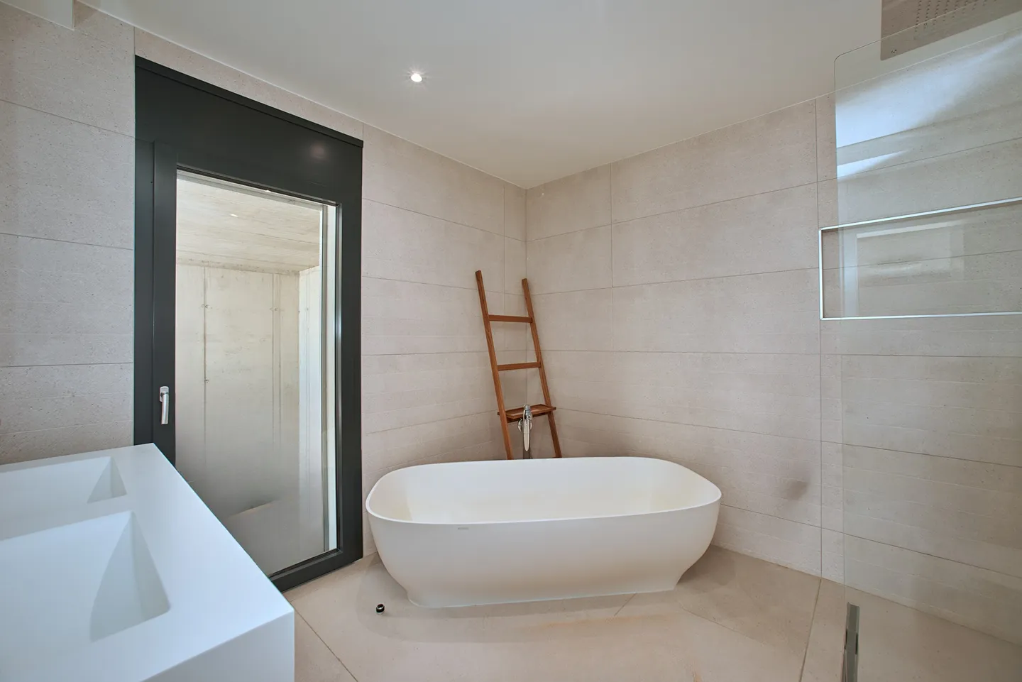 Contemporary Villa with Panoramic Views - Photo 8 of 8